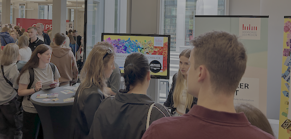 Viel Andrang am Messestand des Studiengangs Zoom Bild öffnen Viel Andrang am Messestand des Studiengangs