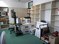 Zoom Bild öffnen Die Kisten im Mitarbeiterbüro sind fast gepackt