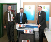 Prorektor Prof. Dr. Wolfgang Faigle mit Prof. Dr.Gunter Hübner und Guido Häussler von Hewlett Packard (v.l.)