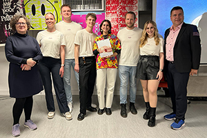 Das erfolgreiche HdM-Team mit Prof. Bettina Tabel (links) und Prof. Dr. Helmut Wittenzellner (rechts, Foto: Koen De Maesschalck)