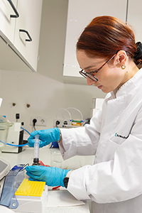 Sie arbeitet am Fraunhofer IPA in Stuttgart im Forschungsbereich photopolymerbasierte additive Fertigung (Fotos: privat) - Zur Detailansicht