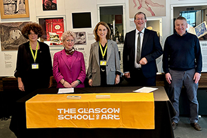 HdM-Professorin Dr. Sabiha Ghellal, Prof. Rachel Dickson (Glasgow School of Art), Ministerin Petra Olschowski, HdM-Rektor Prof. Dr. Alexander W. Roos und Prof. Dr. Steve Love (Glasgow School of Art), Foto: Alan McAteer  - Zur Detailansicht