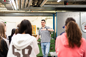 Beim Girls'Day schauen Schülerinnen hinter die Kulissen der technisch ausgerichteten Studiengänge