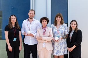 Die META-Preisträger Daniel Andrew Wunderer und Carina Schroeder mit Prof. Dr. Petra Grimm (mitte) und den Laudatorinnen Katharina Siebecke-Yrisarry und Jasmin Müller (außen)