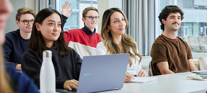 Am 3. Juni informieren Professorinnen und Professoren, Mitarbeitende und Studierende der HdM über das Studienangebot im Bachelorbereich