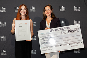 Preisträgerin Sara Tietze (links) mit Laudatorin Johanna Kutter