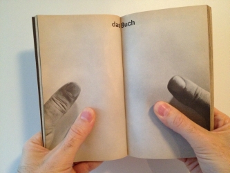 Das Buch bist DU! Und das Medium ist nicht nur die Botschaft, sondern auch eine Massage der Sinne: behaupteten schon der Medientheoretiker Marshall McLuhan und die Designer und Graphiker Quentin Fiore und Jerome Agel in ihrem Bestseller 'The Medium Is the Massage' (orig.: Random House 1967). Foto: Oliver Zöllner Das Buch bist DU! Und das Medium ist nicht nur die Botschaft, sondern auch eine Massage der Sinne: behaupteten schon der Medientheoretiker Marshall McLuhan und die Designer und Graphiker Quentin Fiore und Jerome Agel in ihrem Bestseller 'The Medium Is the Massage' (orig.: Random House 1967). Foto: Oliver Zöllner