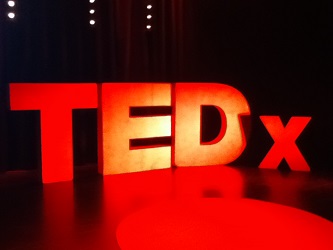 Kurz vor dem Vortrag: Die Bühne der TEDxStuttgart-Talks im Renitenztheater (Foto: Oliver Zöllner)