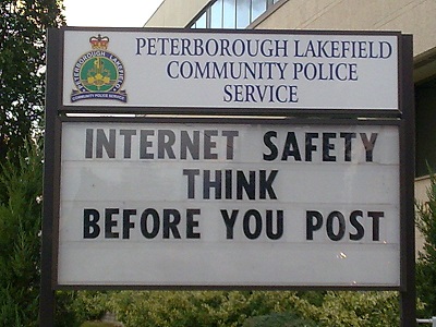 Nachdenken, bevor man etwas postet: Das ist auch das Leitmotiv der Digitalen Ethik. Hinweisschild einer kanadischen Polizeibehörde, 2010 (Foto: Oliver Zöllner)
