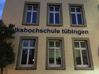 Die Volkshochschule Tübingen im Mondenschein: ein guter Ort für Diskussionen und Diskurse. (Foto: Oliver Zöllner)