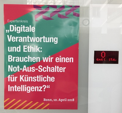 'Brauchen wir einen Not-Aus-Schalter für Künstliche Intelligenz?' fragte die Deutsche-Telekom-Stiftung im Rahmen einer Experten-Diskussionsrunde am 10. April 2018. Der Schalter neben dem Plakat ist ein ganz normaler Aufzugknopf. (Foto: Oliver Zöllner)