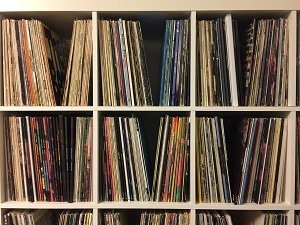 So steht das Vinyl nun in der Wohnung herum und wird angebetet. Schätzungsweise 40 Prozent aller gekauften Vinylplatten werden nie gehört, sondern nur ... gesammelt. (Foto: Oliver Zöllner)