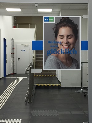 'Bildung macht glücklich' verspricht ein Plakat der VHS Mülheim in ihrem Foyer. Aristoteles hätte das sicher ganz ähnlich formuliert (Foto: Oliver Zöllner). 'Bildung macht glücklich' verspricht ein Plakat der VHS Mülheim in ihrem Foyer. Aristoteles hätte das sicher ganz ähnlich formuliert (Foto: Oliver Zöllner).