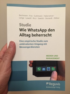 Wie WhatsApp den Alltag beherrscht: als Buch 2019 im Reguvis Bundesanzeiger-Verlag erschienen (Foto: Oliver Zöllner)