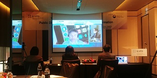 Daran gewöhnt man sich nun. Die KAPD-Konferenz fand 2020 teils in Präsenz in Seoul statt, teils online: Oliver Zöllner bei seinem Vortrag, hier im Saal virtuell in Korea (Foto: SunHa Yeo).