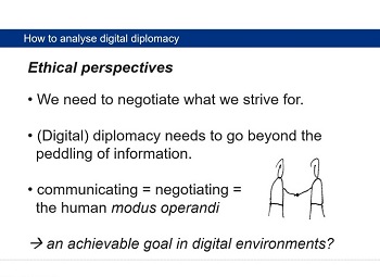 Oliver Zöllners Vortrag an der Universität Leiden fragte auch, wie und ob digitale Formen der Diplomatie das bloße monologische Verbreiten von Information überwinden kann.