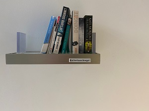 Versöhnlicher als im analysierten Fallbeispiel geht es am Büchertauschregal der Hochschule der Medien zu (Foto: Oliver Zöllner).