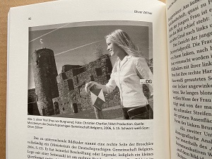Die von der Sonne beschienene Frau (Zukunft!) vor einer düsteren Burgruine (Vergangenheit!) fängt die konfliktbeladene Identität der deutschsprachigen Belgier ein, so Oliver Zöllner in seiner dokumentarischen Analyse des PR-Fotos aus einer Selbstdarstellungsbroschüre der Deutschsprachigen Gemeinschaft Belgiens. Die von der Sonne beschienene Frau (Zukunft!) vor einer düsteren Burgruine (Vergangenheit!) fängt die konfliktbeladene Identität der deutschsprachigen Belgier ein, so Oliver Zöllner in seiner dokumentarischen Analyse des PR-Fotos aus einer Selbstdarstellungsbroschüre der Deutschsprachigen Gemeinschaft Belgiens.